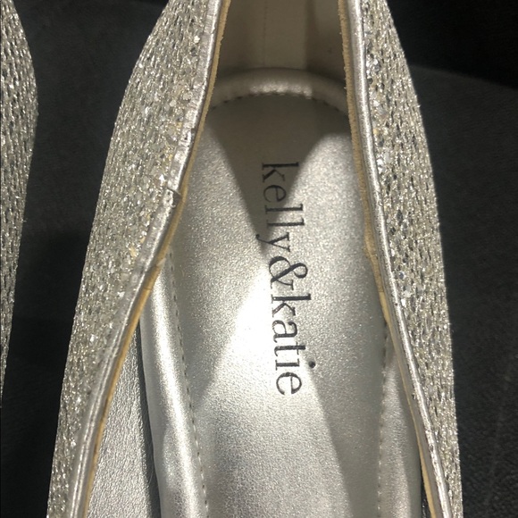 Kelly & Katie Silver Peep Toe Heels 10 - Picture 2 of 5
